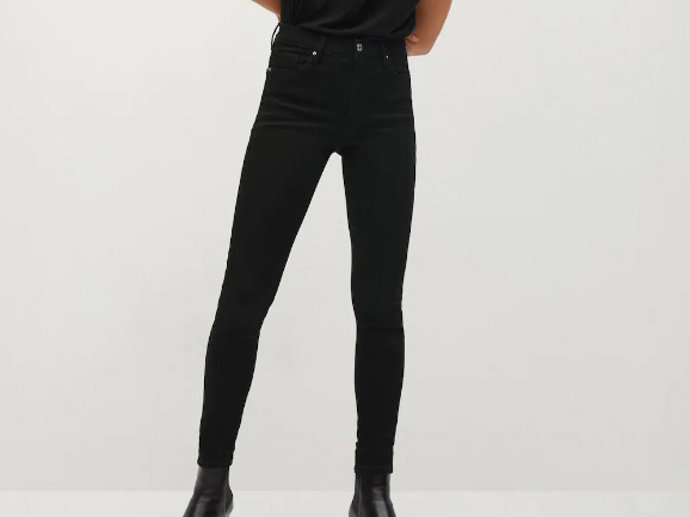 Pantalón slim negro (Mango, 19.90 euros)