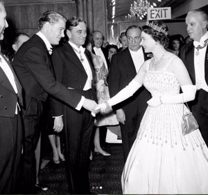 La monarca británica estrenó el espectacular vestido en la década de los 60