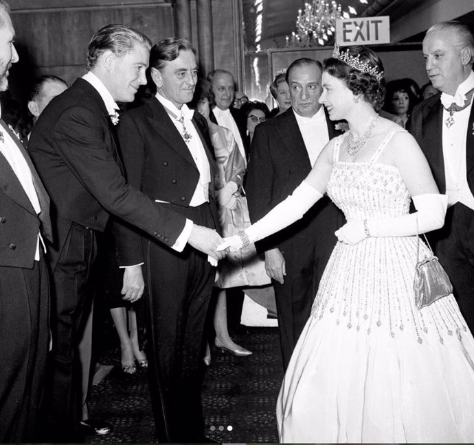 La Reina Isabel II estrenó el vestido en el año 1962