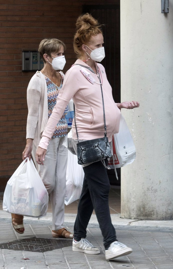 María Castro luce una abultada barriguita