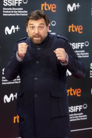 Los espectaculares looks masculinos de los actores de 'Antidisturbios' en el Festival de San Sebastián