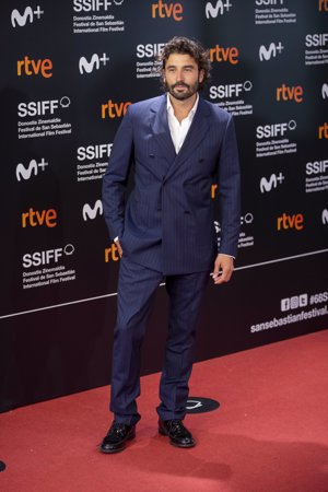 Los espectaculares looks masculinos de los actores de 'Antidisturbios' en el Festival de San Sebastián