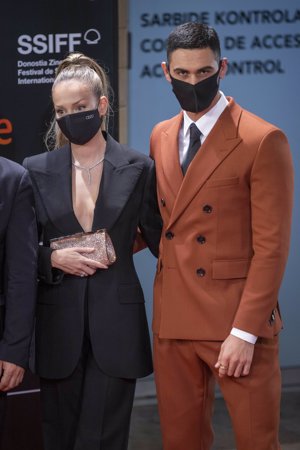 Ester Expósito y Alejandro Speitzer presumen de su amor, por primera vez, en público