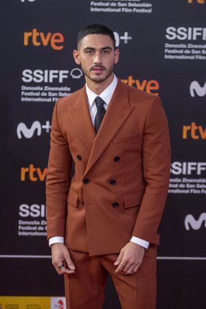 Ester Expósito y Alejandro Speitzer presumen de su amor, por primera vez, en público