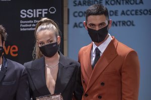 Ester Expósito y Alejandro Speitzer presumen de su amor, por primera vez, en público