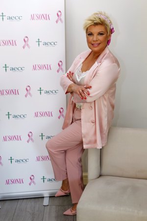 La colaboradora protagoniza una vez más la campaña solidaria que Ausonia lanza anualmente para luchar contra el cáncer de mama