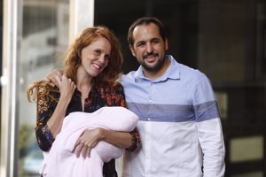 María Castro y José Manuel Villalba presentan a su hija Olivia