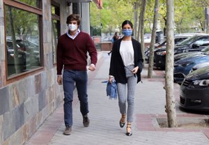 La enamorada pareja, atractivos, jóvenes y elegantes