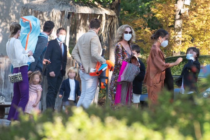 La familia Bono, feliz tras la comunión de Manu