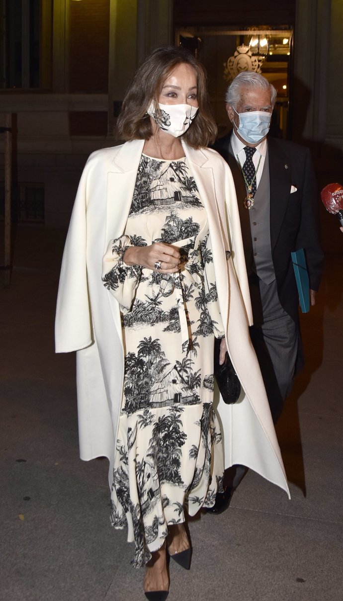 Isabel Preysler, muy elegante