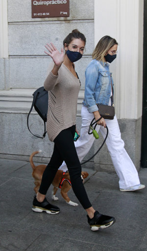 La canaria ha dado un tranquilo paseo por el centro de la capital con su mascota, 
