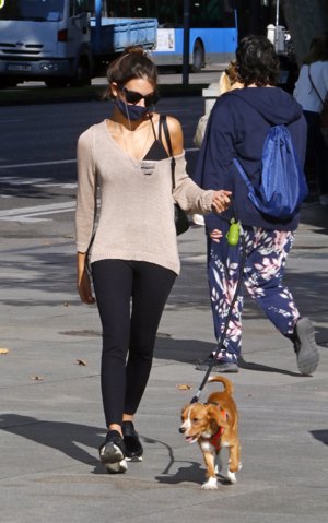 La canaria ha dado un tranquilo paseo por el centro de la capital con su mascota, 