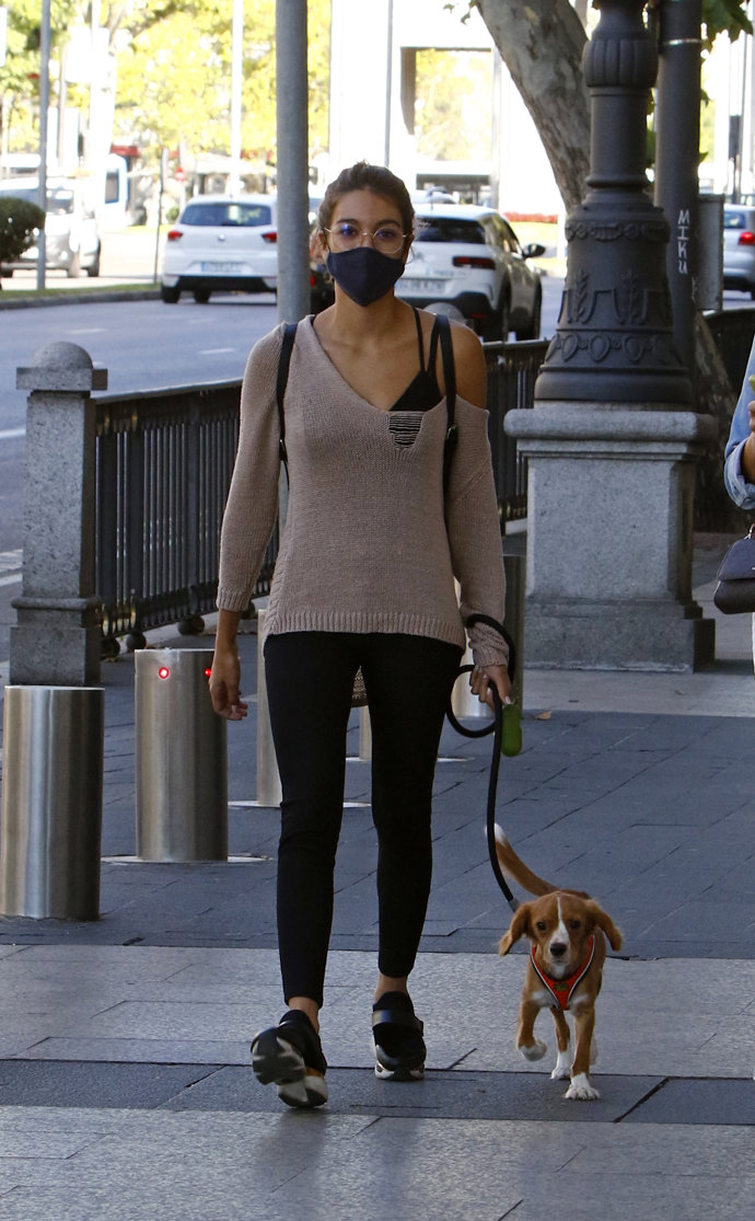 Ana Guerra, de paseo con su mascota