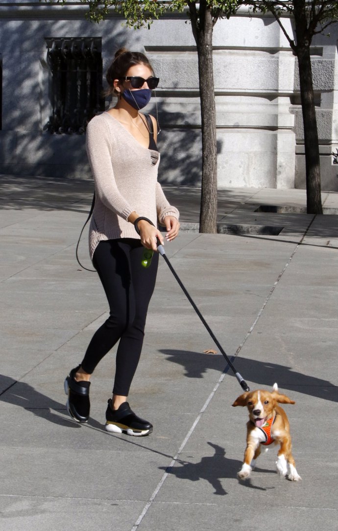 Ana Guerra, de paseo con su mascota