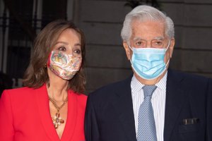 Isabel Preysler y Mario Vargas Llosa acaparan todas las miradas en el homenaje al nobelista