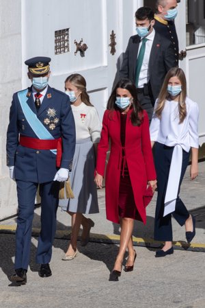 La ceremonia, más sobria que nunca a causa de la pandemia, ha tenido lugar en el Patio de la Armería del Palacio Real
