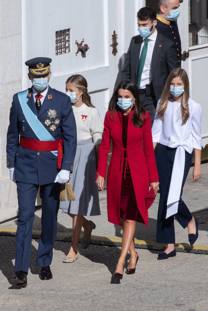 Los Reyes y sus hijas a su llegada al Palacio Real
