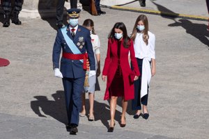 La ceremonia, más sobria que nunca a causa de la pandemia, ha tenido lugar en el Patio de la Armería del Palacio Real
