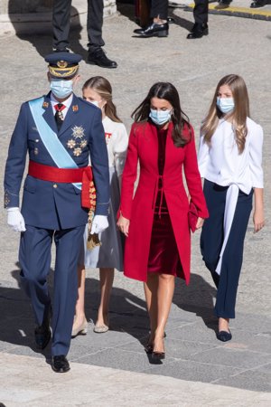 La monarca ha optado por la austeridad y por primera vez no ha estrenado conjunto en el Desfile de las Fuerzas Armadas