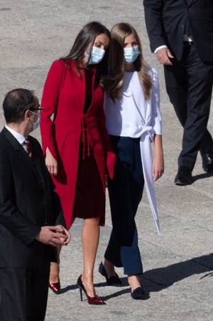 La monarca ha optado por la austeridad y por primera vez no ha estrenado conjunto en el Desfile de las Fuerzas Armadas