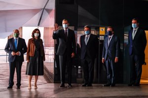 Isabel Díaz Ayuso y el Rey Felipe VI han asistido, con otras autoridades, a Caixaforum a la entrega de premios Autónomo del año