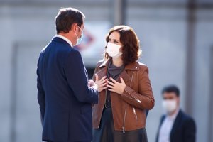 La presidenta de la Comunidad de Madrid, con una cazadora de piel marrón