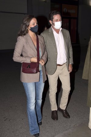 La familia de María Pombo, a excepción de su madre, la arroparon en su debut en 