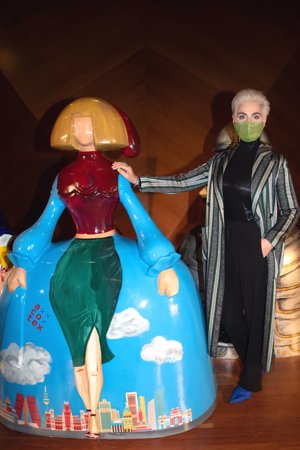 La modelo italiana, con su Menina