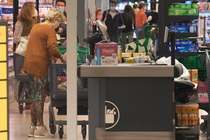 Terelu Campos haciendo la compra