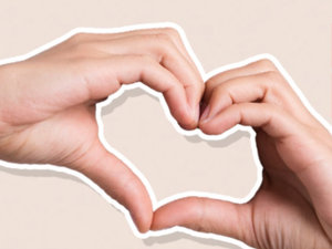 Las manos formando un corazón para apoyar al Día de la Hostelería