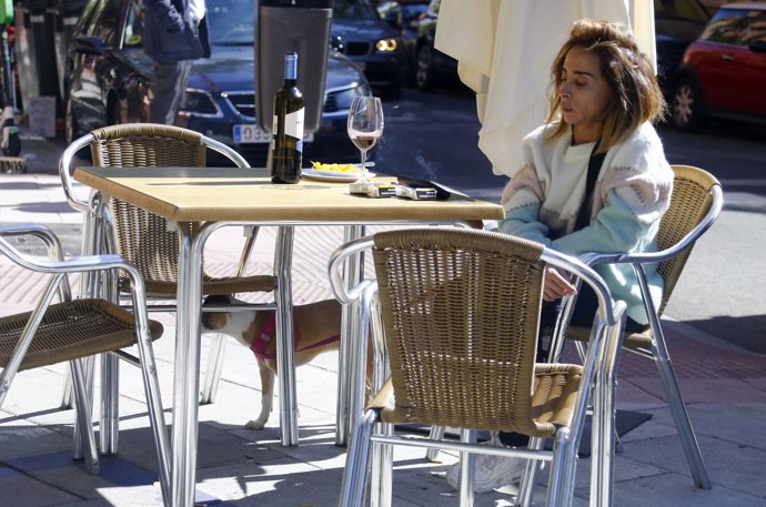 María Patiño tomó el aperitivo en una terraza