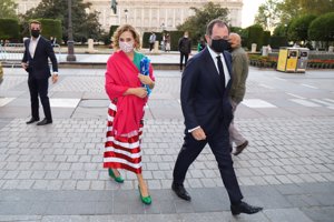 La diseñadora acudió a los Premios BMW de Pintura con su novio, Luis Gasset