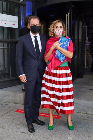 La diseñadora acudió a los Premios BMW de Pintura con su novio, Luis Gasset