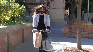 La exmujer de Josep María Mainat, pillada en patinete por los alrededores de su domicilio