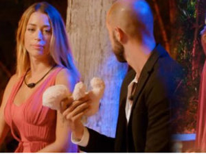 Pablo ha tirado a Rosito, símbolo de su amor con Mayka,  a la hoguera