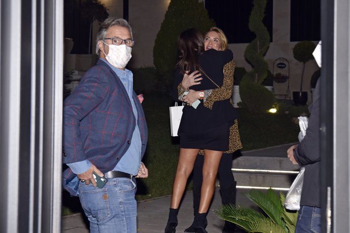 Paula saluda cariñosa a Ingrid Asensio