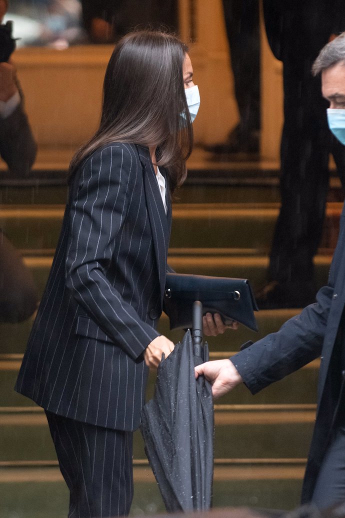 Doña Letizia, con un elegante traje 