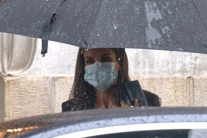 La Reina ha llegado bajo un intenso aguacero