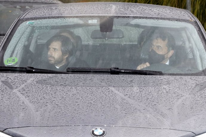 Álvaro Falcó abandonando el tanatorio