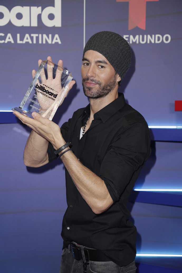 Enrique Iglesias posa con su premio