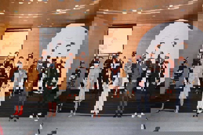 Imagen de los premiados posando con la Reina Letizia