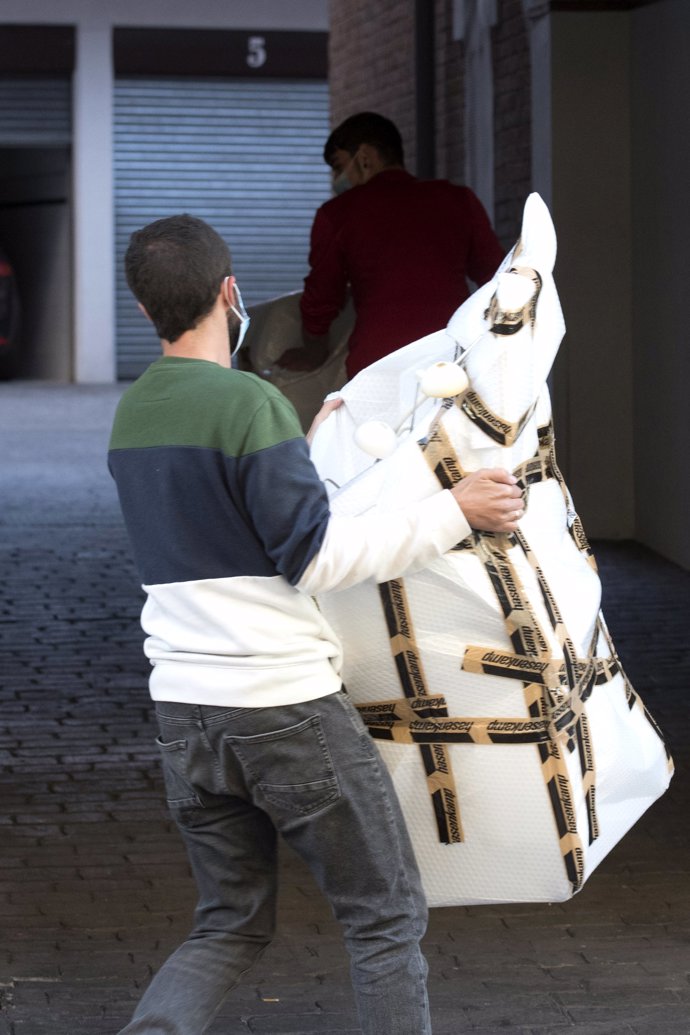 Operarios llevan muebles a la casa de Sofía Palazuelo