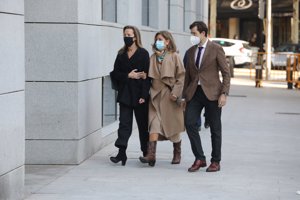 La mujer de Luis Bárcenas ha recogido la orden de su entrada en prisión