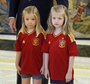 Año 2012. Leonor y Sofía celebran la Eurocopa lograda por la Selección Española