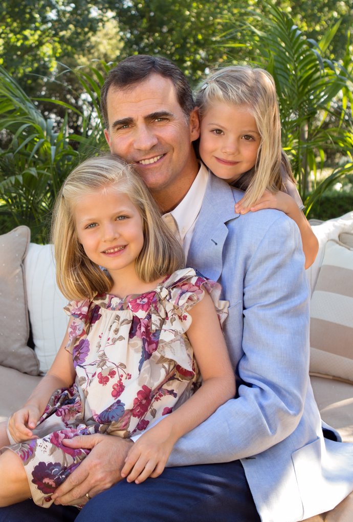 Leonor y Sofía posan con don Felipe