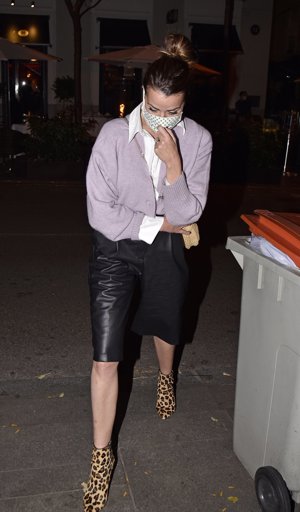 Inés Sainz disfrutó de una cena con un amigo en un conocido restaurante de la capital