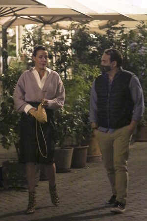 Inés Sainz disfrutó de una cena con un amigo en un conocido restaurante de la capital