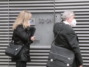 Agentes judiciales llegan a la casa de Mainat para proceder al desalojo de Ángela Dobrowolski