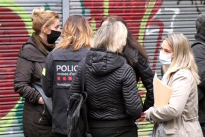 Policías y agentes judiciales proceden al desalojo de Ángela Dobrowolski