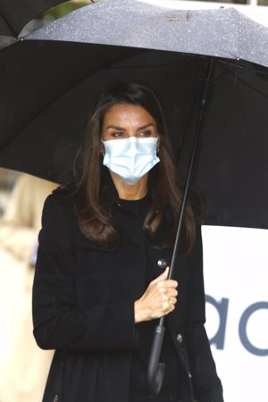 La Reina se ha protegido de la lluvia bajo un enorme paraguas